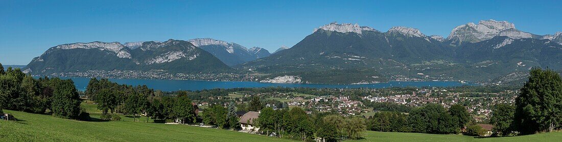 Frankreich, Haute Savoie, Annecy, Saint Jorioz, Panoramablick auf den See und das Bornes-Massiv von den Höhen des Dorfes Saint Jorioz