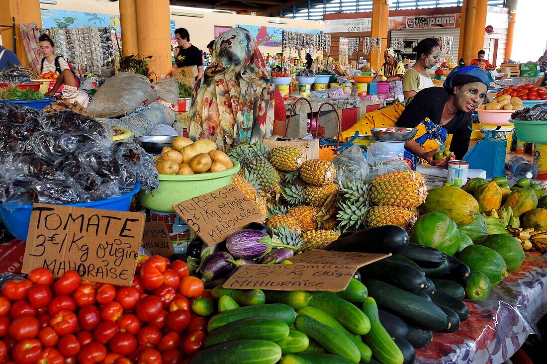 Frankreich, Insel Mayotte (französisches Überseedepartement), Grande Terre, Mamoudzou, großer zentraler Markt am Hafen, Mahorais-Frauen tragen hinter ihren Obst- und Gemüseständen eine Gesichtsmaske mit Sandelholz (die m'sindzano)