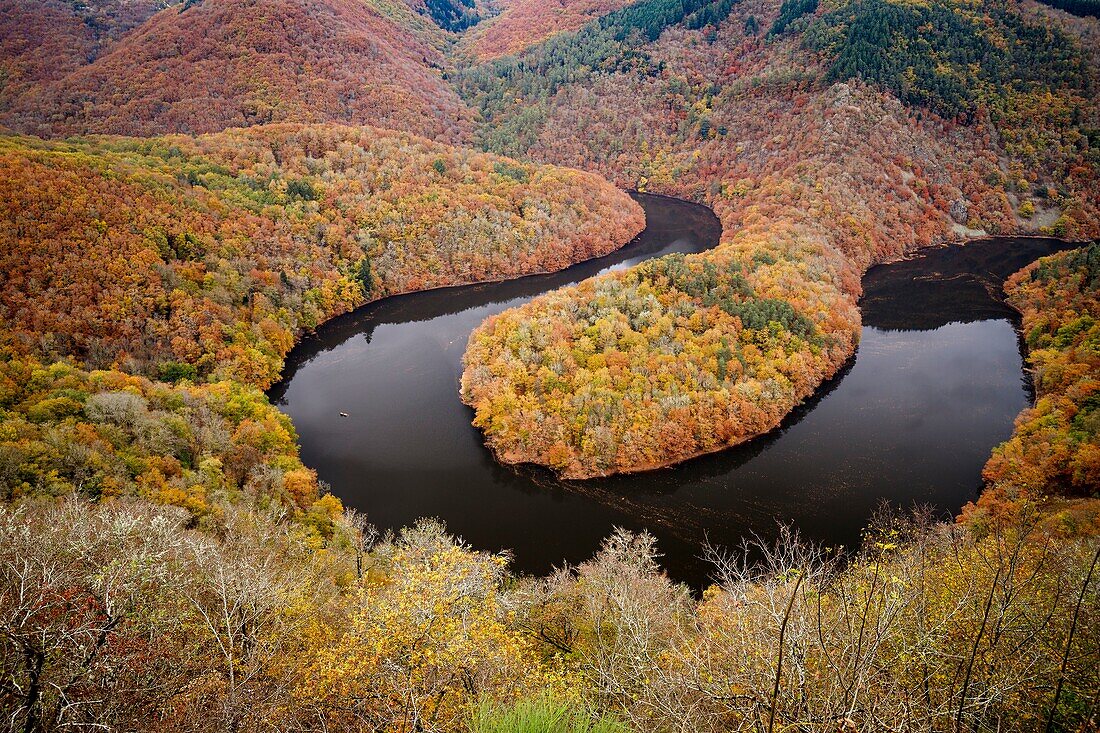 France, Puy de Dome, Queuille, the meander of Queuille formed by Sioule, nearly 2 km long, encloses the peninsula of Murat, located in the town of St Gervais d'Auvergne