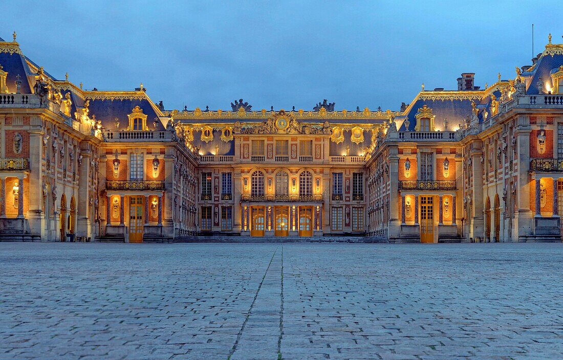 Frankreich, Yvelines, Chateau de Versailles, von der UNESCO zum Weltkulturerbe erklärt, der Marmorhof