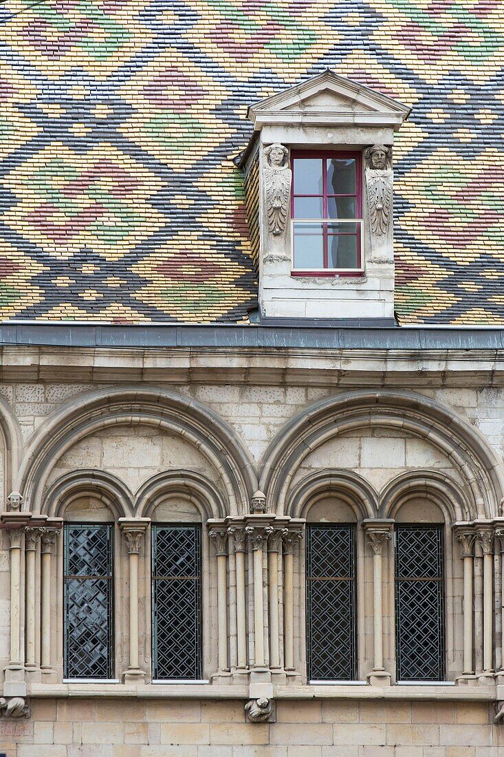Frankreich, Cote d'Or, Kulturlandschaft der burgundischen Klimazonen, von der UNESCO zum Weltkulturerbe erklärt, Dachziegel des Hotel Aubriot, ein Herrenhaus aus dem 13.
