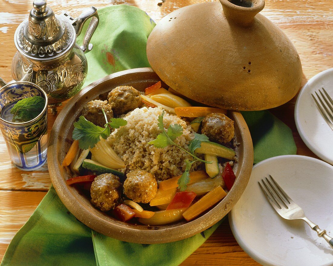 Couscous mit Lammhackbällchen & Gemüse; Harissa-Sauce