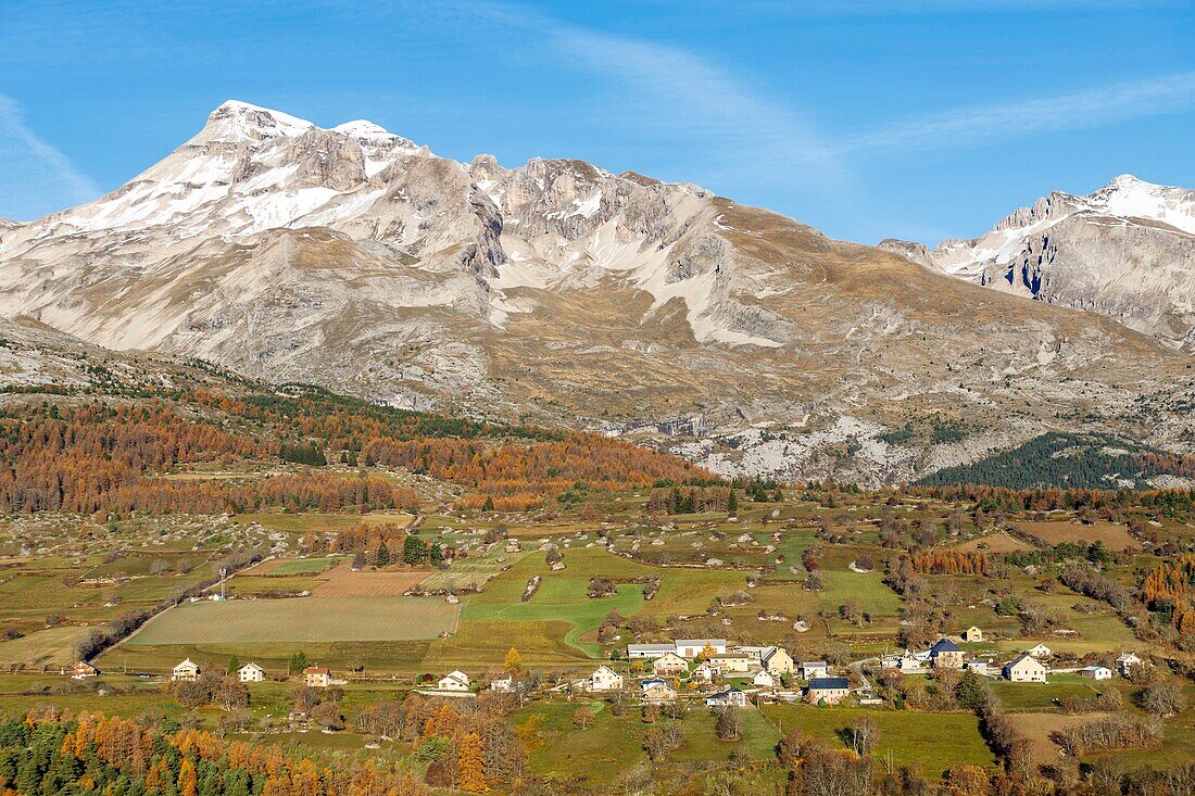 Frankreich, Hautes Alpes, Dévoluy-Massiv, das Dorf Agnieres en Dévoluy und der Gipfel des Grand Ferrant (2758m) im Hintergrund