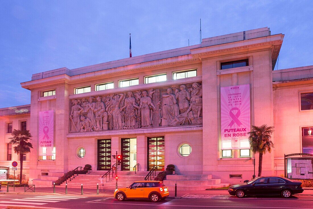 Frankreich, Hauts de Seine, Puteaux, Beleuchtetes Rathaus während des Rosa Oktobers und des Kampfes gegen Brustkrebs