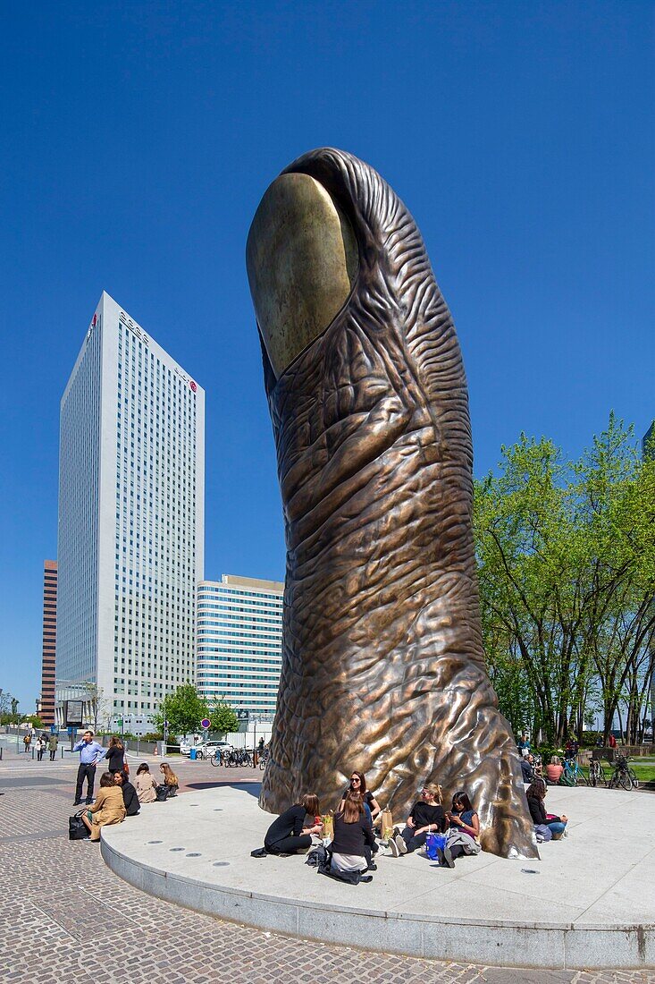 Frankreich, Hauts de Seine, Puteaux, La Defense, Faubourg de l'Arche, Skulptur des französischen Künstlers Cesar mit dem Titel Le Pouce, eingeweiht 1994