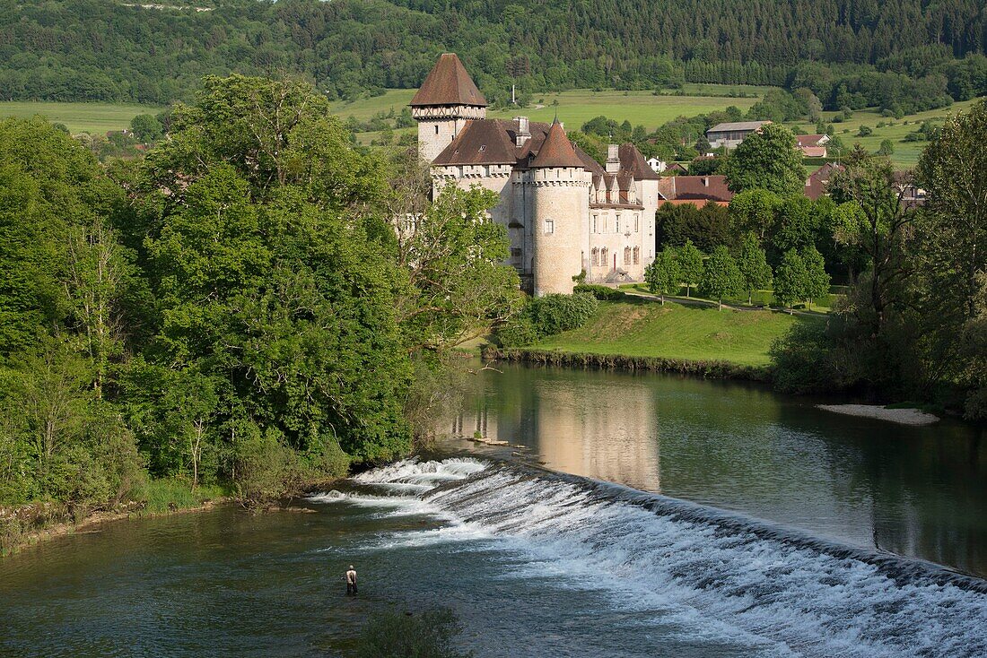 Frankreich, Doubs, Loue-Tal, Fischer im Fluss vor der Burg von Cleron