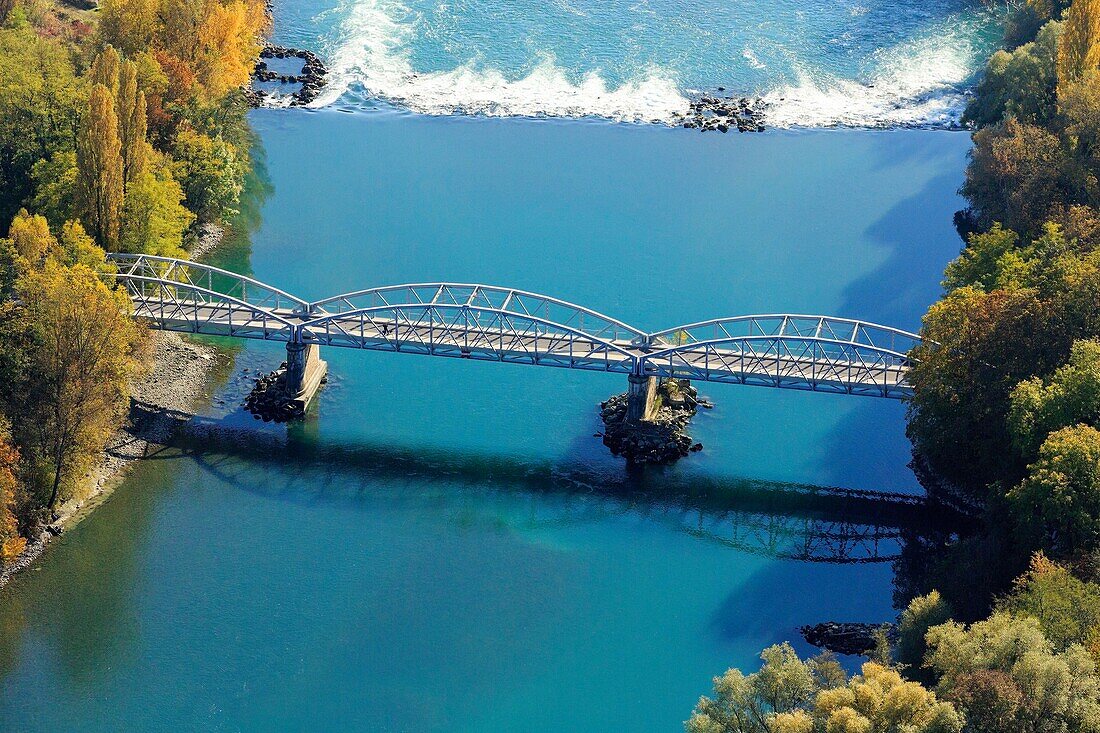 Frankreich, Ain, Franco Franco-Brücke zwischen Chancy und Pougny an der Rhone, Schwelle (Luftaufnahme)