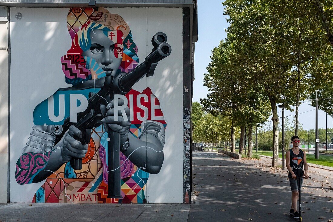 Frankreich, Paris, Le Lavo // matik, Street Art und junger Mann auf einem Motorroller