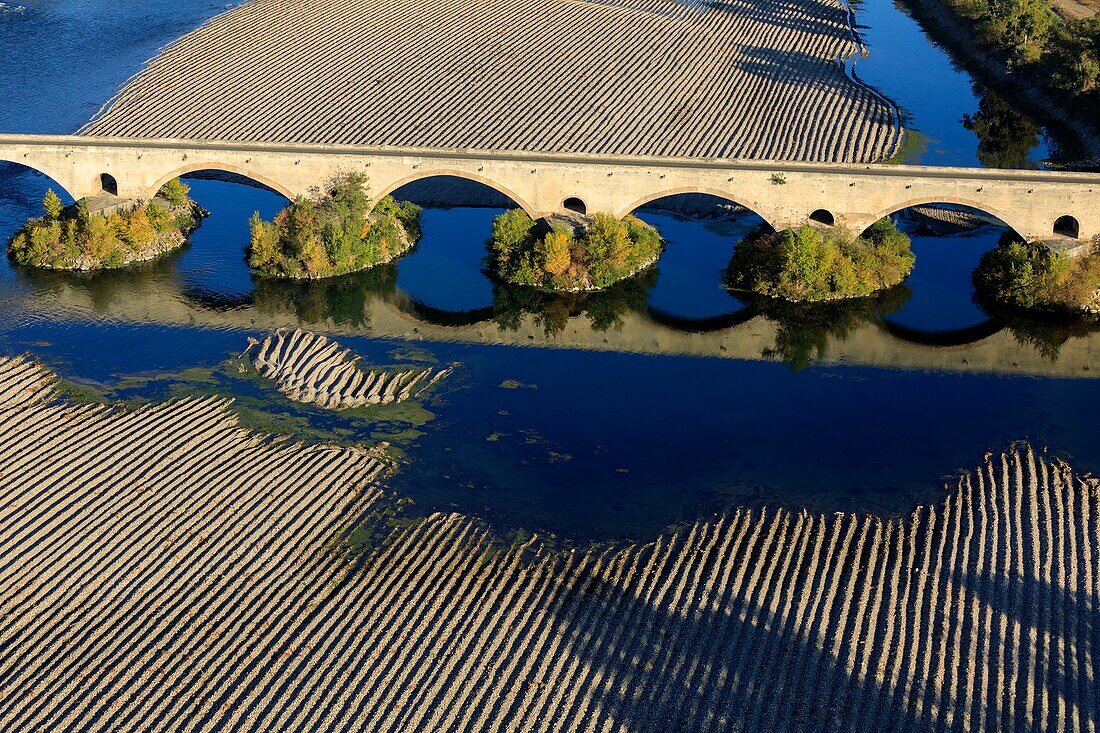 Frankreich, Gard, Pont Saint Esprit, fantastische Brücke des Heiligen Geistes (13. und 14. Jahrhundert), Die Rhone (Luftaufnahme)