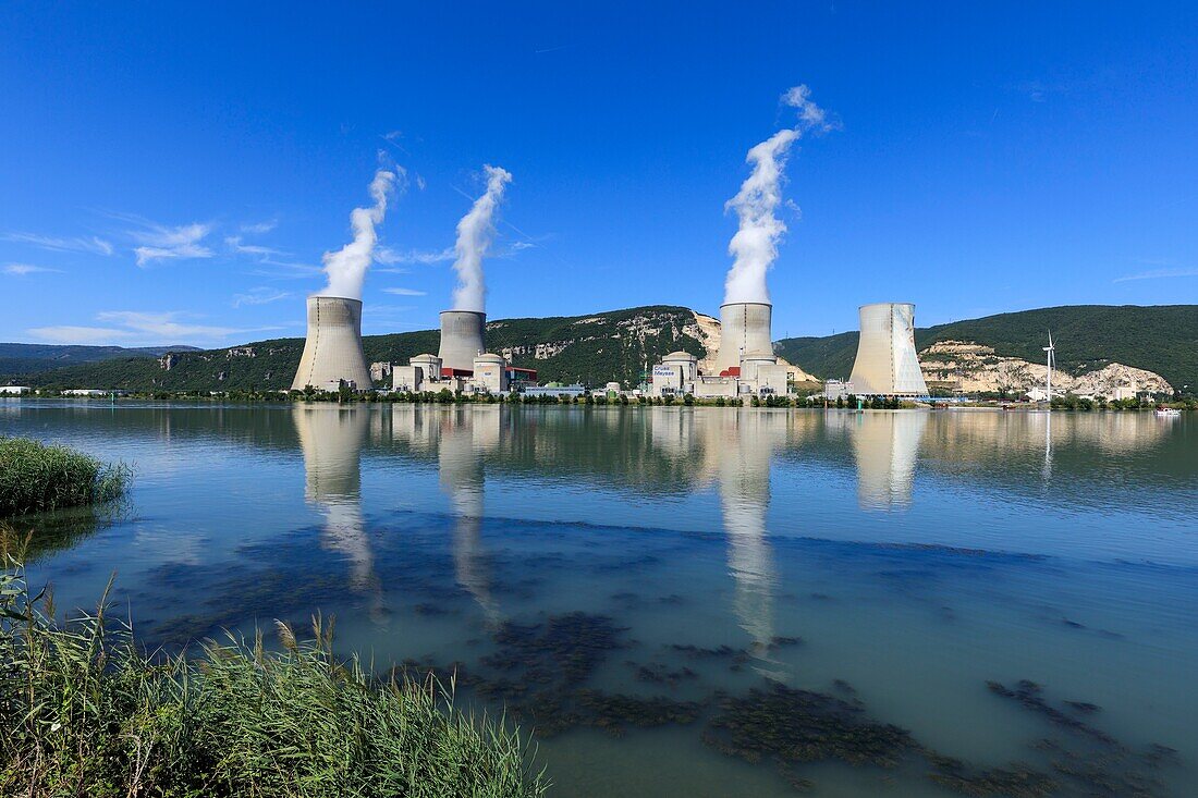 Frankreich, Ardeche, Cruas, Kernkraftwerk Cruas Meysse und Windkraftanlagen
