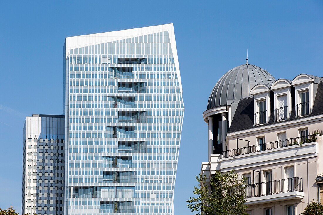 Frankreich, Hauts de Seine, Puteaux, Turm von La Défense und von Haussmann inspiriertes Gebäude