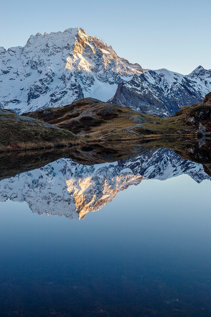 Frankreich, Hautes Alpes, Nationalpark Ecrins, Tal von Valgaudemar, La Chapelle en Valgaudémar, Spiegelung von Sirac (3441m) auf dem See von Lauzon (2008m)