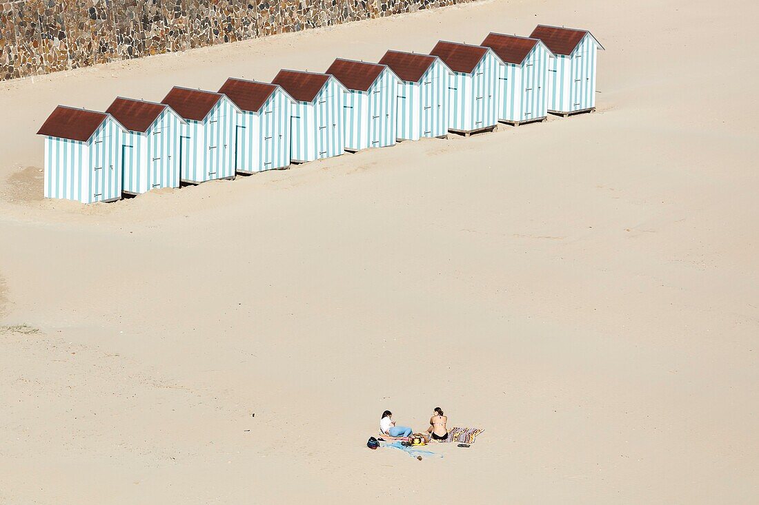 Frankreich, Vendee, St Jean de Monts, 2 Frauen am Strand und Strandhütten (Luftaufnahme)