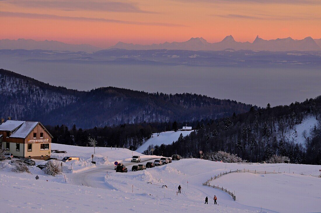 Frankreich, Territoire de Belfort, Ballon d'Alsace, Gipfel, Herberge, der Jura und die Schweizer Alpen, Schlitten, Schnee, Winter