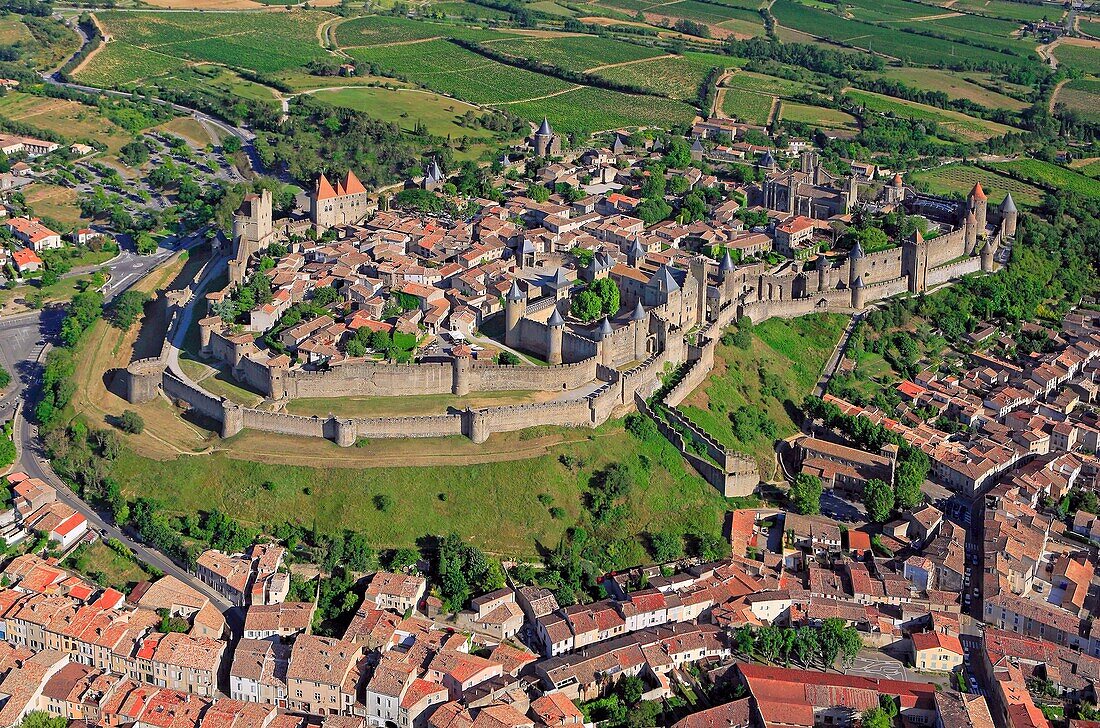 Frankreich, Aude, Carcassonne, die Stadt (Luftaufnahme)