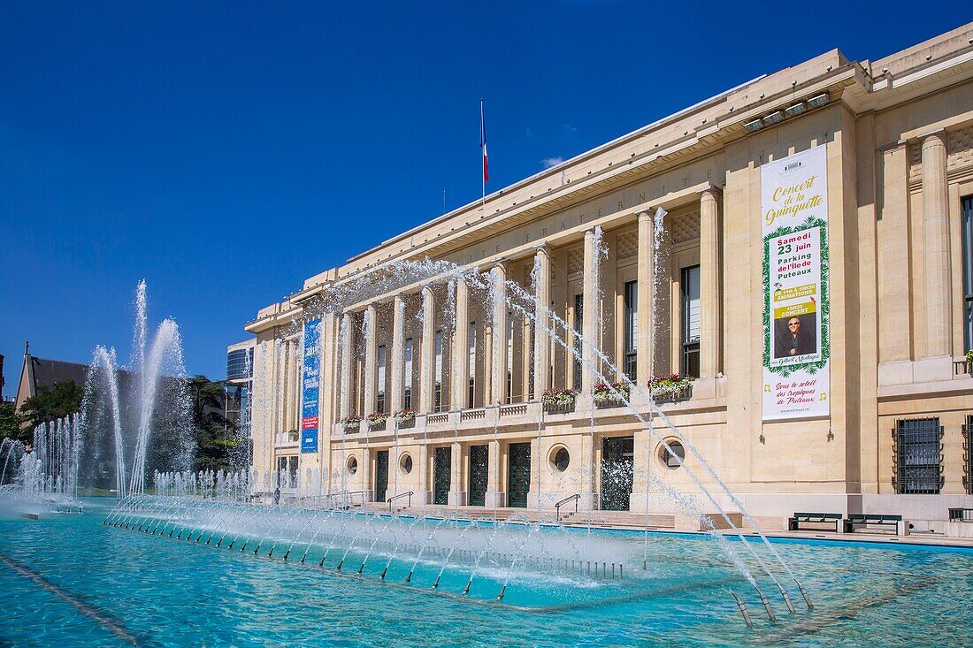 France, Hauts de Seine, Puteaux, Town Hall, building with Art Deco architecture, esplanade, pond and fountains