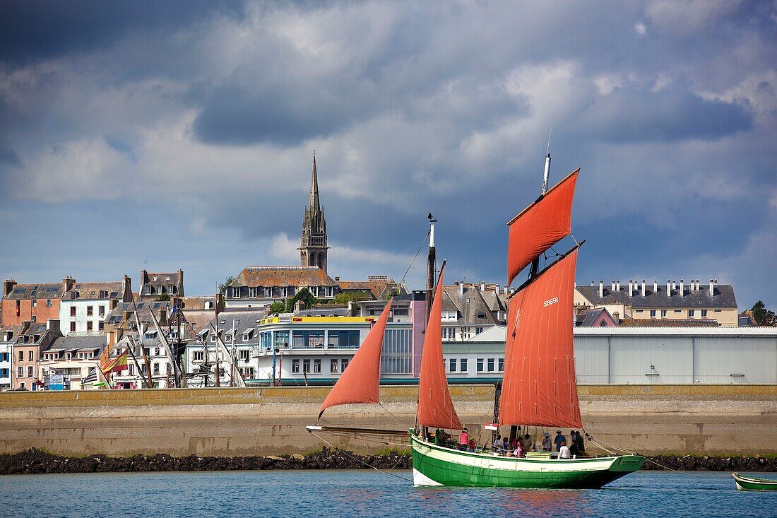 Frankreich, Finistere, Douarnenez, Festival Maritime Temps Fête, Le Grand Léjon, traditionelles Segelboot im Hafen von Rosmeur