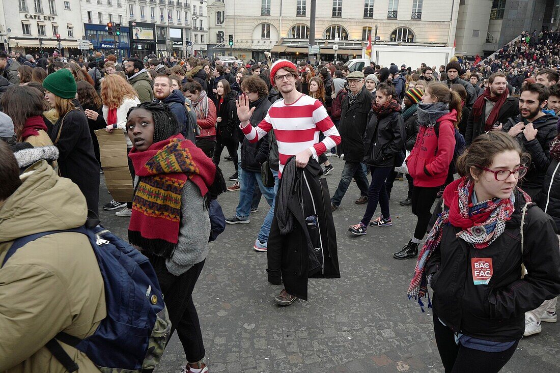 Frankreich, Paris, Treffpunkt Place de la Bastille, Wo ist Waldo?