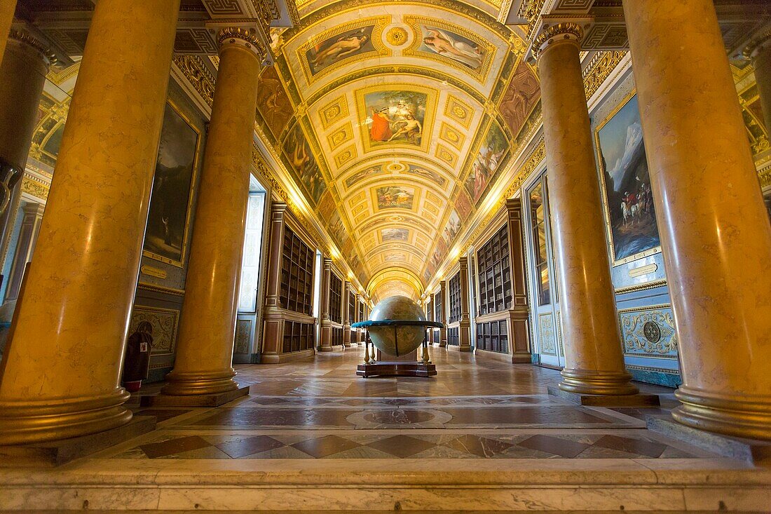 France, Seine et Marne, Fontainebleau, Fontainebleau royal castle listed as UNESCO World Heritage, the library located in the Galerie de Diane