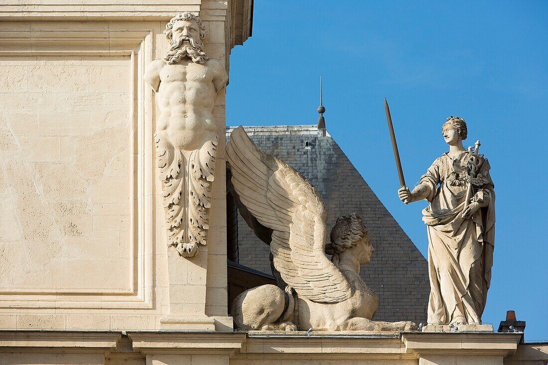 Frankreich, Meurthe et Moselle, Nancy, Porte Saint Georges (17. Jh.), allegorische Statue, die den Frieden darstellt, geschaffen von Jean Richier und Statue von Sphynge