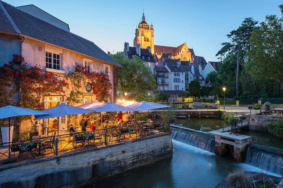 Frankreich, Jura, Dole, die Reichweite und der kleine Schleusenplatz Gerber und die Stiftskirche Notre Dame in der Abenddämmerung