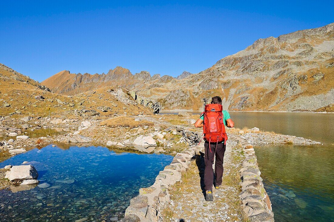 Frankreich, Isere, La Ferriere, Wanderer am Motte-See