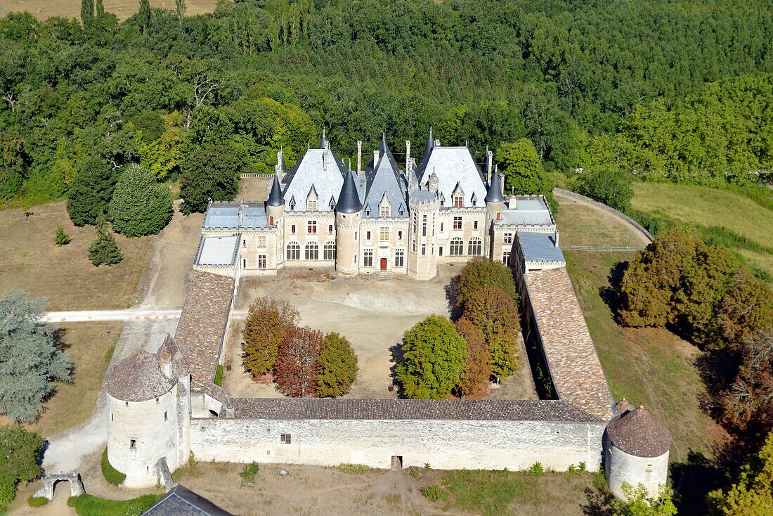Frankreich, Dordogne, Saint Michel de Montaigne, das Schloss des französischen Schriftstellers Montaigne lebte, umgebaut im späten XIX Jahrhundert und wo nur der Turm auf der linken Seite ist original (Luftaufnahme)