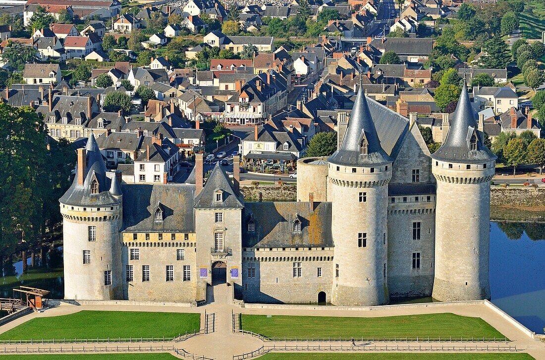 Frankreich, Loiret, Loiretal, das zum Weltkulturerbe der UNESCO gehört, Sully sur Loire, das Schloss (Luftaufnahme)