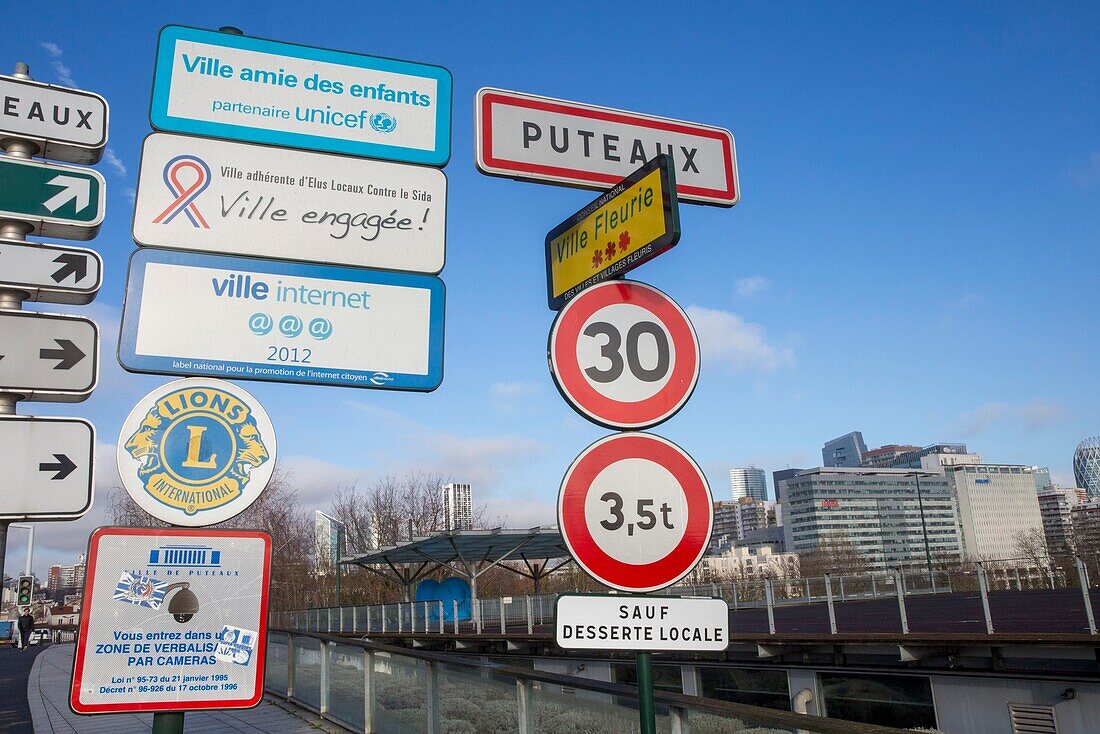 Frankreich, Hauts de Seine, Puteaux, Schilder auf der Brücke von Puteaux