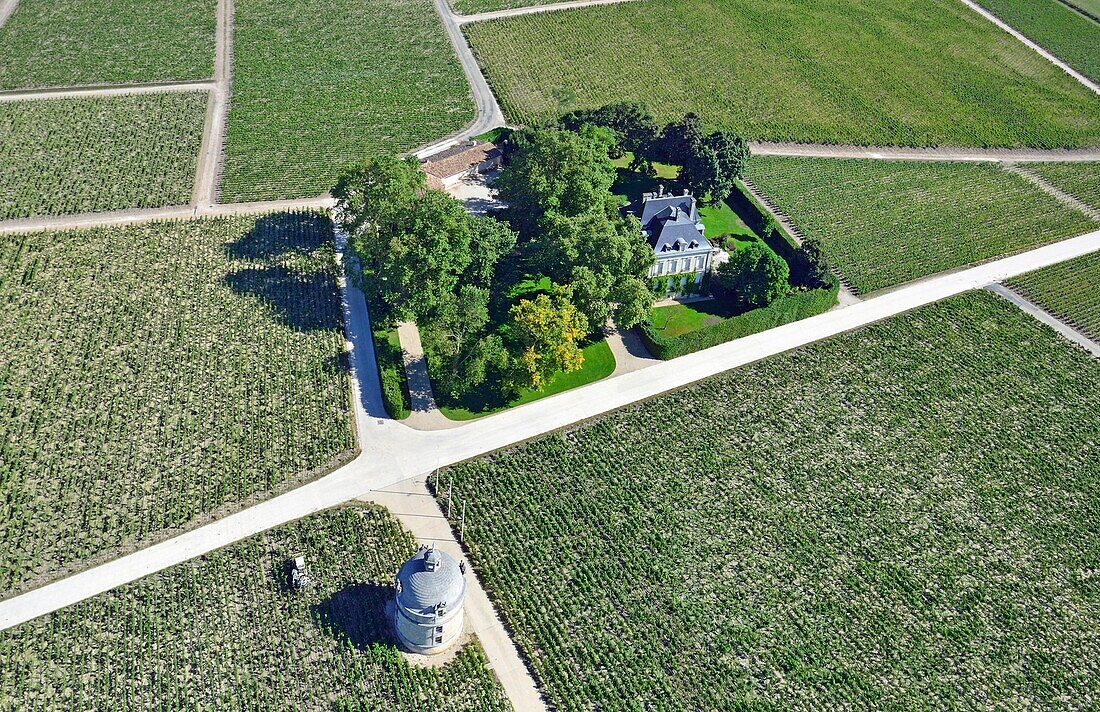 Frankreich, Gironde, Medoc, Pauillac, Chateau Latour, der berühmte Turm und die Mündung der Gironde im Hintergrund (Luftaufnahme)