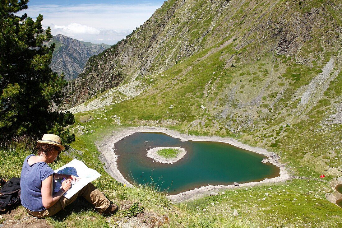 Frankreich, Isere, Lavaldens, Wanderin oberhalb des Rif bruyant Sees