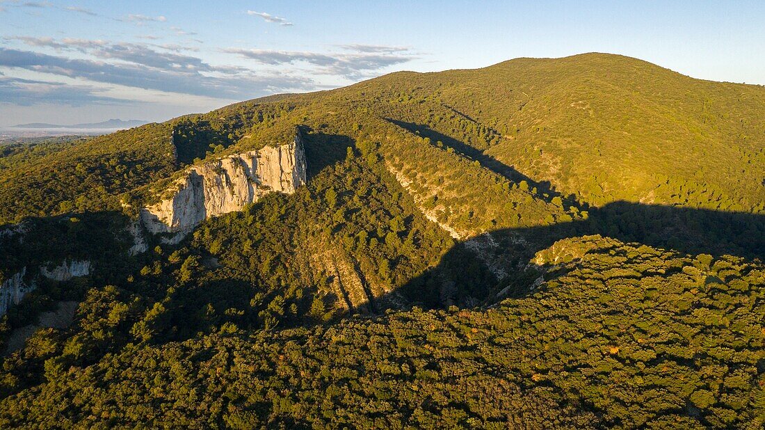 Frankreich, Vaucluse, Regionaler Naturpark Luberon, Lourmarin (Luftaufnahme)