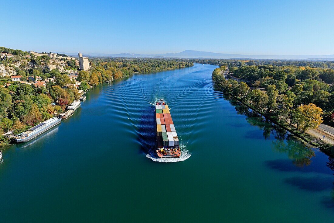 Frankreich, Vaucluse, Avignon, Containerschiff auf der Rhône (Luftaufnahme)