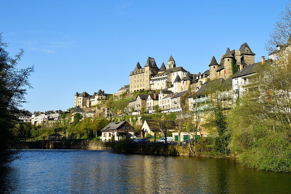 Frankreich, Correze, Vezere-Tal, Limousin, Uzerche, beschriftet mit Les Plus Beaux Villages de France (Die schönsten Dörfer Frankreichs), Blick auf das Dorf, die Kirche Saint Pierre und den Fluss Vezere