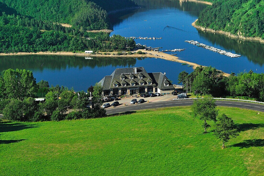 Frankreich, Cantal, Ruynes en Margeride, Viadukt des Garabit-Hotels und -Restaurants (Luftaufnahme)