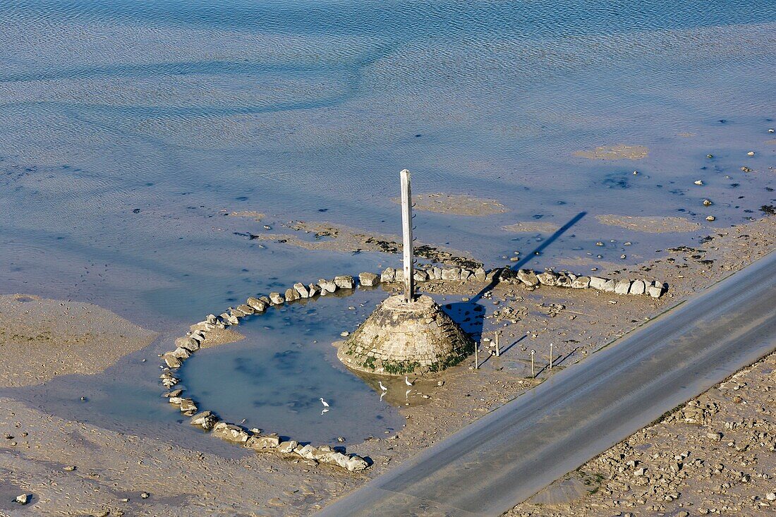 Frankreich, Vendee, Beauvoir sur Mer, Schutzhütte für Unterwasserbaken le Gois (Luftaufnahme)