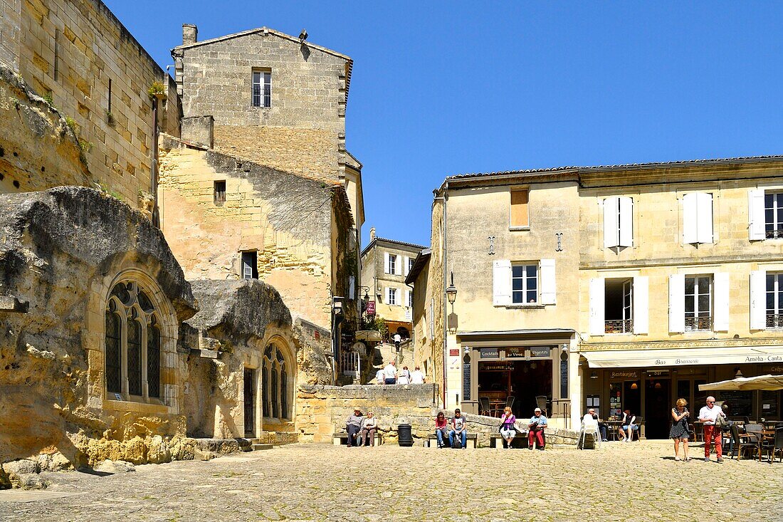 Frankreich, Gironde, Saint Emilion, von der UNESCO zum Weltkulturerbe erklärt, die mittelalterliche Stadt, Place de l'eglise monolithe und die vollständig in den Fels gehauene monolithische Kirche aus dem 11.