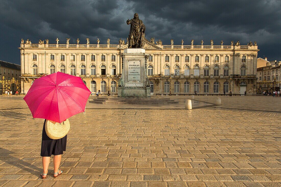 Frankreich, Meurthe et Moselle, Nancy, Stanislas-Platz (ehemaliger königlicher Platz), erbaut von Stanislas Leszczynski, König von Polen und letzter Herzog von Lothringen im 18. Jahrhundert, von der UNESCO zum Weltkulturerbe erklärt, Fassade des Rathauses und Statue von Stanislas Leszczynski