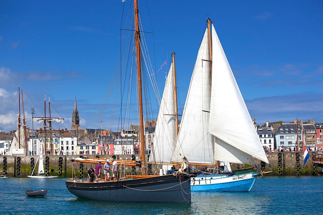 Frankreich, Finistere, Douarnenez, Festival Maritime Temps Fête, Het Boot, traditionelles Segelboot im Hafen von Rosmeur