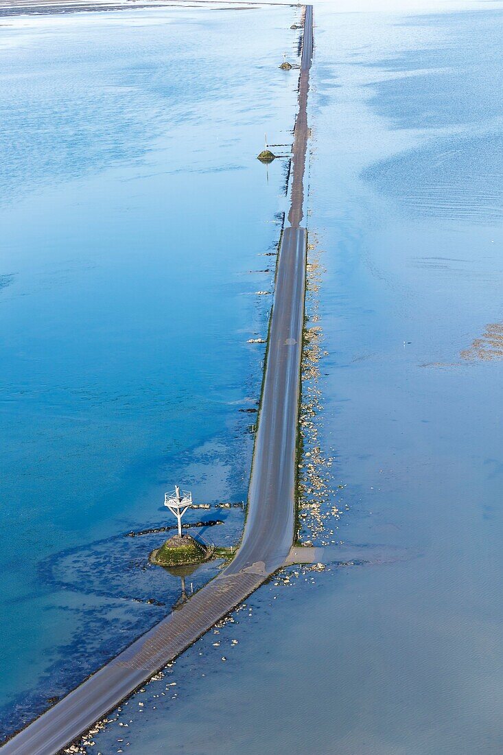 Frankreich, Vendee, Beauvoir sur Mer, Unterwasserstraße le Gois (Luftaufnahme)