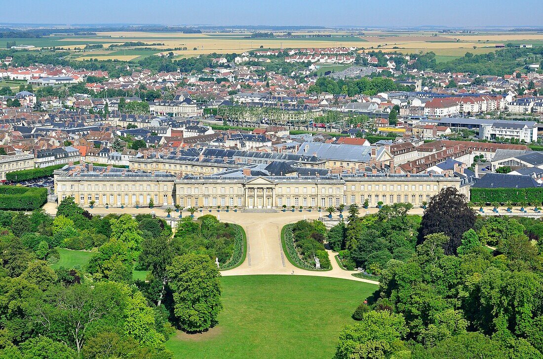 Frankreich, Oise, Compiegne, das Schloss und die Gärten (Luftaufnahme)