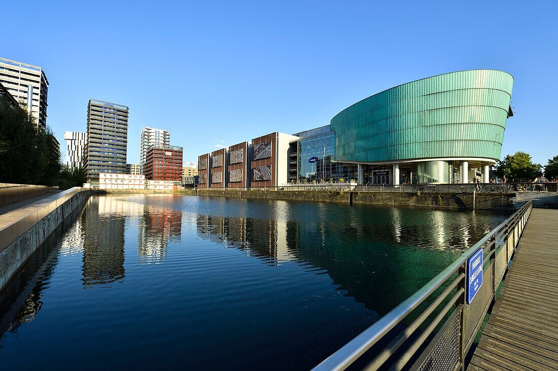 Frankreich, Bas Rhin, Straßburg, Entwicklung des Port du Rhin (Rheinhafen) und Umbau des Wellenbrechers von Bassin d'Austerlitz, UGC Cine Cite Kinokomplex, der 3 Black Swans Turm der Architektin Anne Demians und im Hintergrund der Elithis Danube Tower, 1. positiver Energieturm von XTU Architects