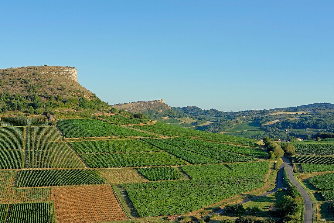 Frankreich, Saone et Loire, Der Fels von Vergisson und im Hintergrund der Fels von Solutre