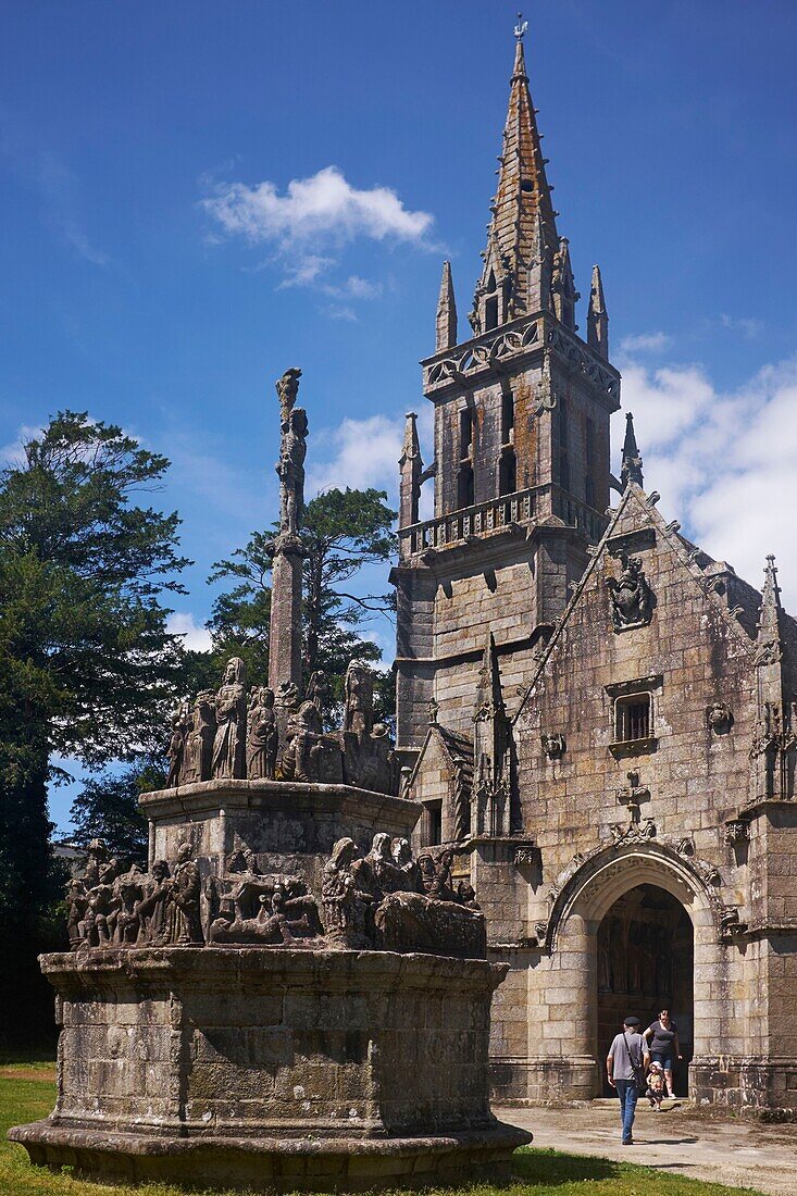 Frankreich, Cotes d'Armor, Kergrist Moelou, Kalvarienberg und Kirche Notre Dame