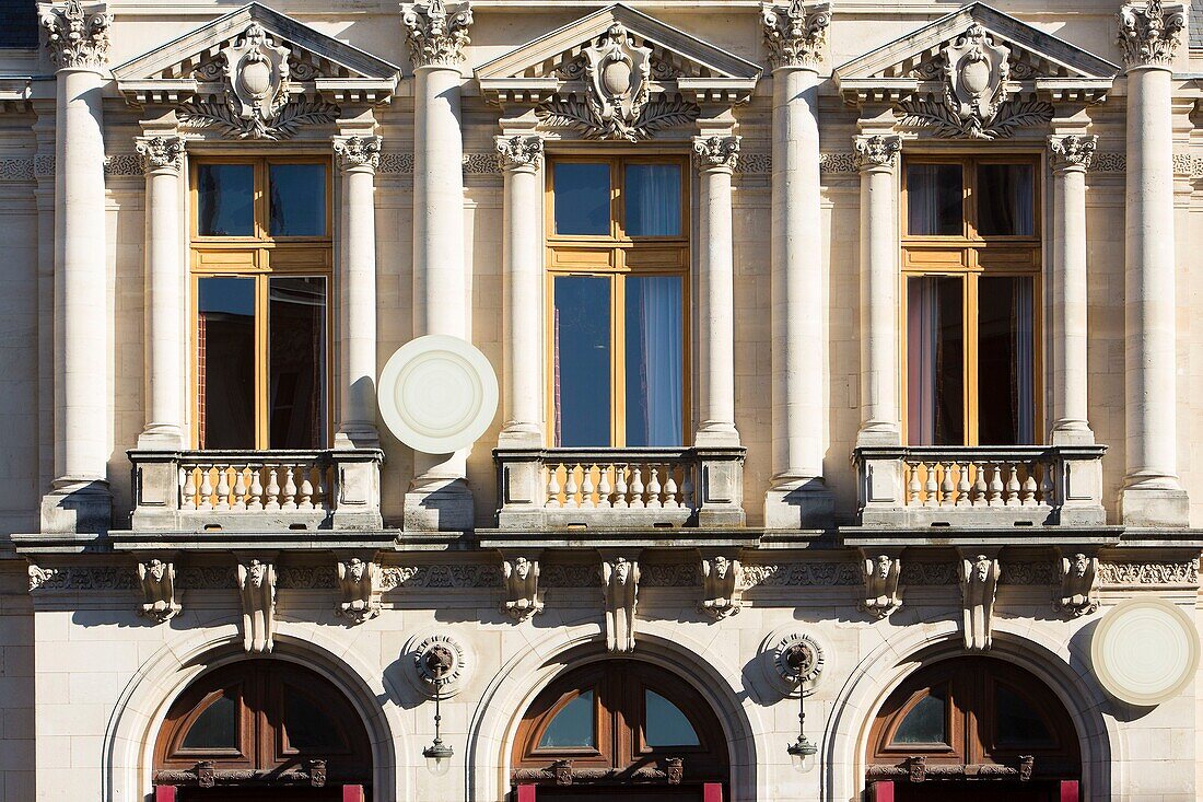 Frankreich, Meurthe et Moselle, Nancy, Theater Ensemble Poirel und Galerie für zeitgenössische Kunst, Skulptur für zeitgenössische Kunst an der Fassade von Robert Stadler