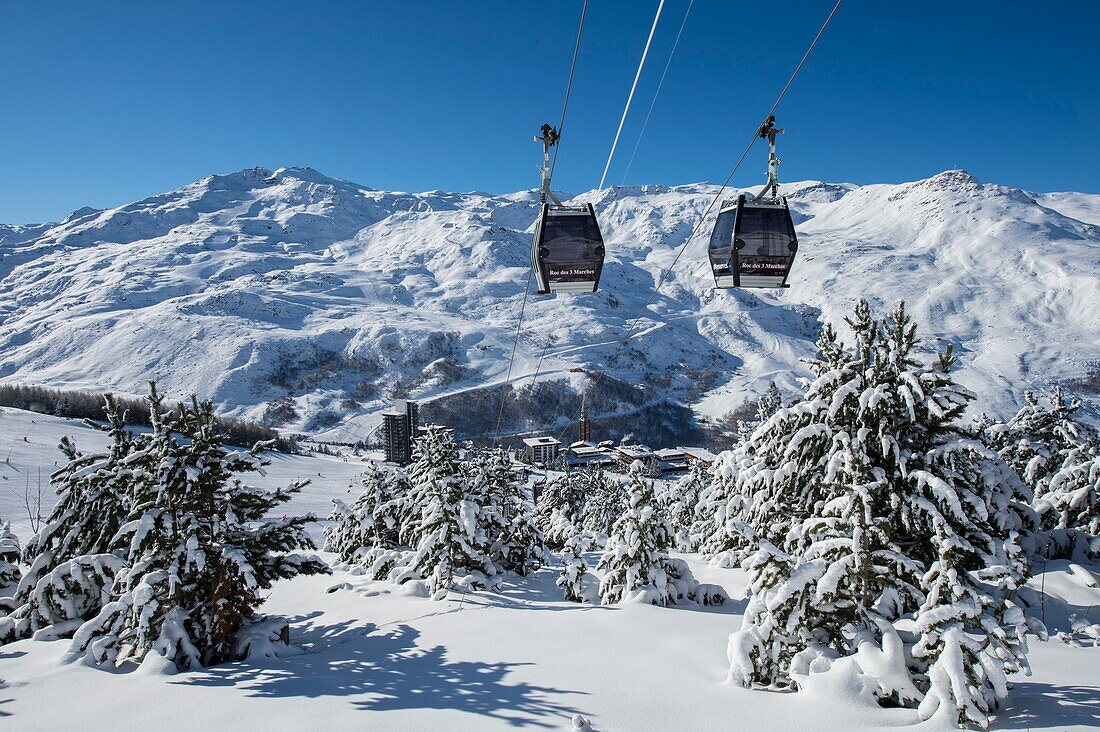 Frankreich, Savoyen, Skigebiet der 3 Täler, Saint Martin de Belleville, Zentrum des Skigebiets von Menuires, Croisette und Seilbahn des Roc