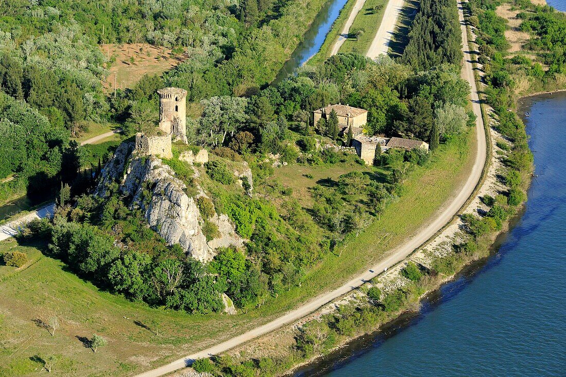 Frankreich, Vaucluse, Chateauneuf du Pape, Schloss von L'Hers (Xe) am Ufer der Rhone (Luftaufnahme)