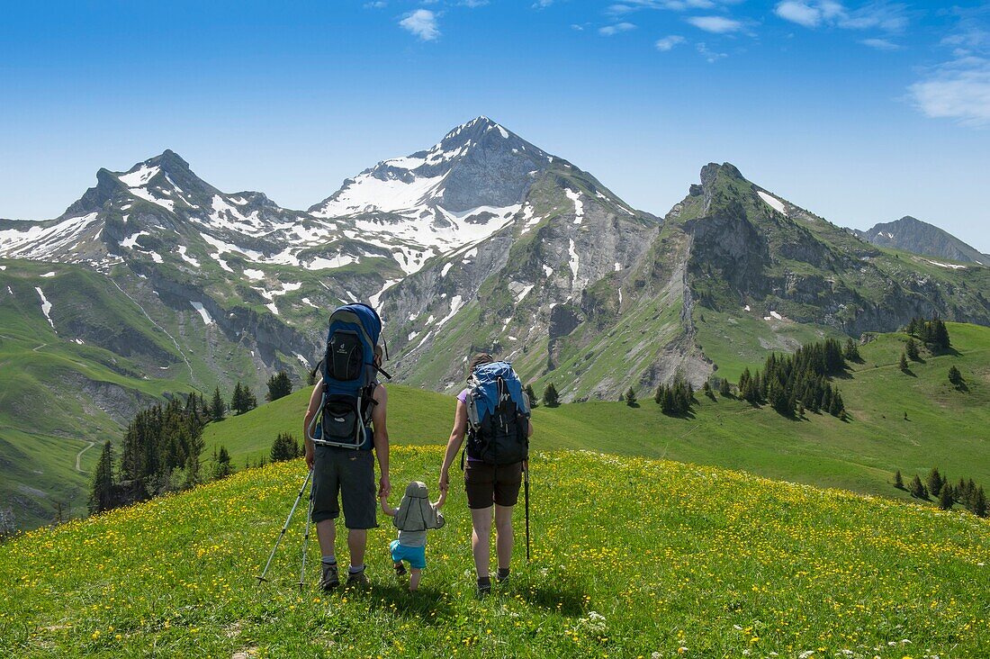 Frankreich, Haute Savoie, Aravis-Massiv, Manigod-Wanderung zur Spitze von Orsiere, kleine Familie auf dem Gipfel und Mount Charvin