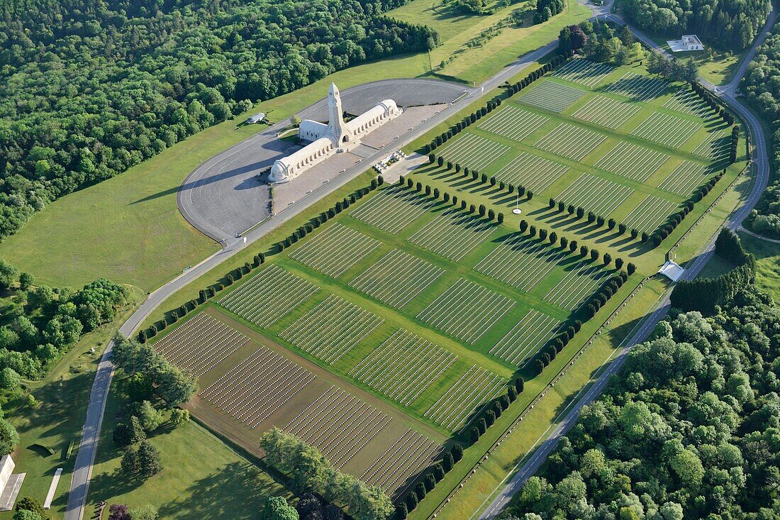 Frankreich, Meuse, Douaumont, Beinhaus von Douaumont der Soldatenfriedhof der Gefallenen des Krieges 14 18 (Luftaufnahme)
