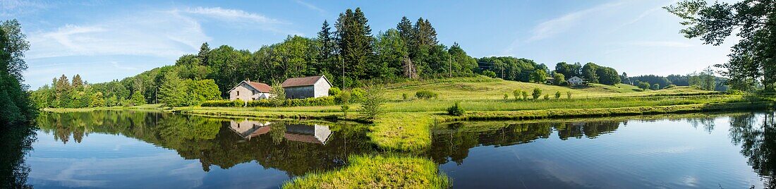 Frankreich, Haute Saone, Melisey, les milles etangs, Panoramablick auf den Doppelweiher von Saulieu